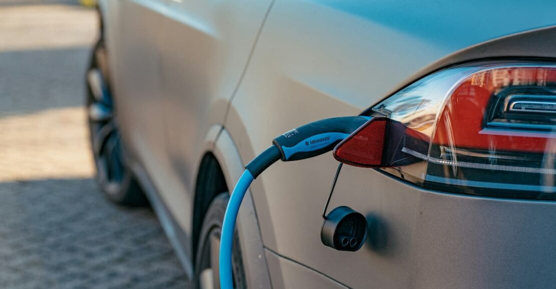 Coche Tesla eléctrico cargando en la calle