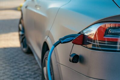 Coche Tesla eléctrico cargando en la calle