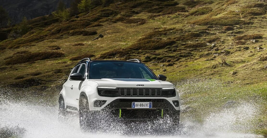 Jeep Avenger en la carretera por agua