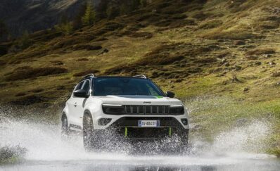 Jeep Avenger en la carretera por agua