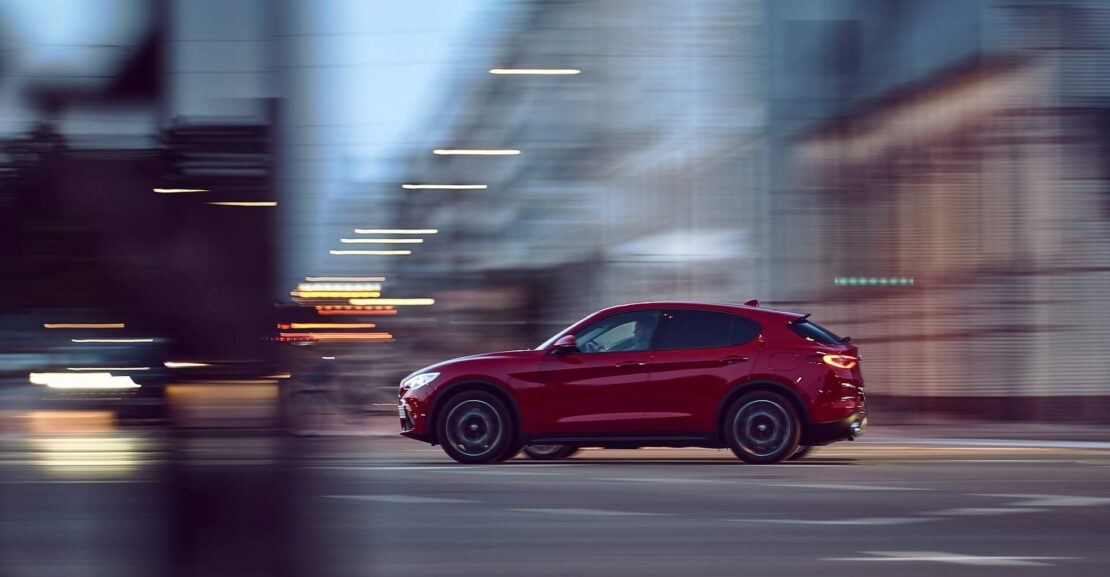 Un Alfa Romeo circula por la ciudad