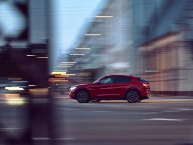 Un Alfa Romeo circula por la ciudad