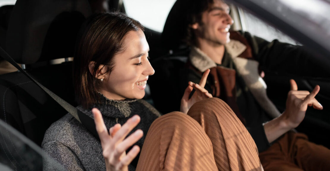 Una pareja se divierte en el coche