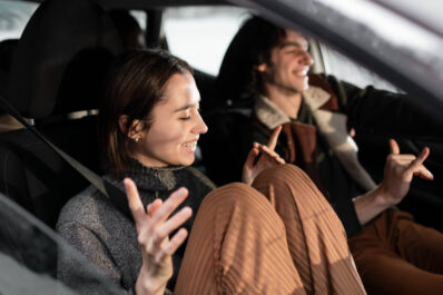 Una pareja se divierte en el coche