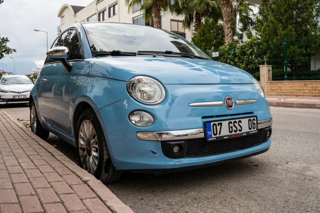 El Fiat 500 aparcado en la acera