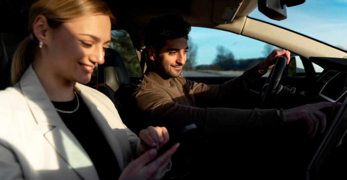 Una pareja en el coche les da la luz en los ojos