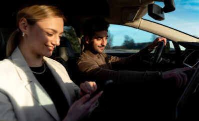 Una pareja en el coche les da la luz en los ojos