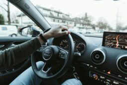 Detalle del volante de un Audi