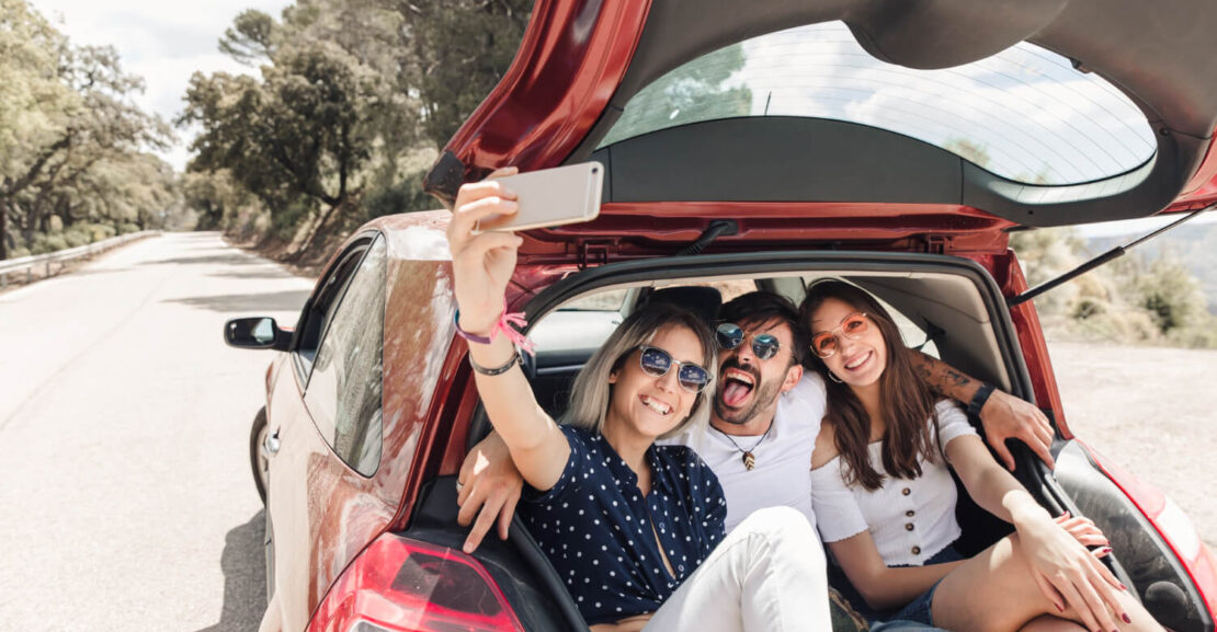 Unos amigos se hacen un selfie en el maletero del coche