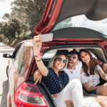 Unos amigos se hacen un selfie en el maletero del coche