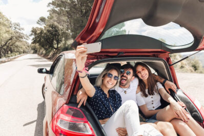 Unos amigos se hacen un selfie en el maletero del coche