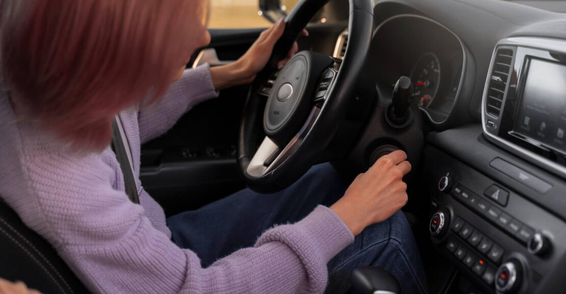 Una chica está a punto de arrancar el coche