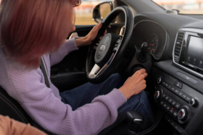 Una chica está a punto de arrancar el coche