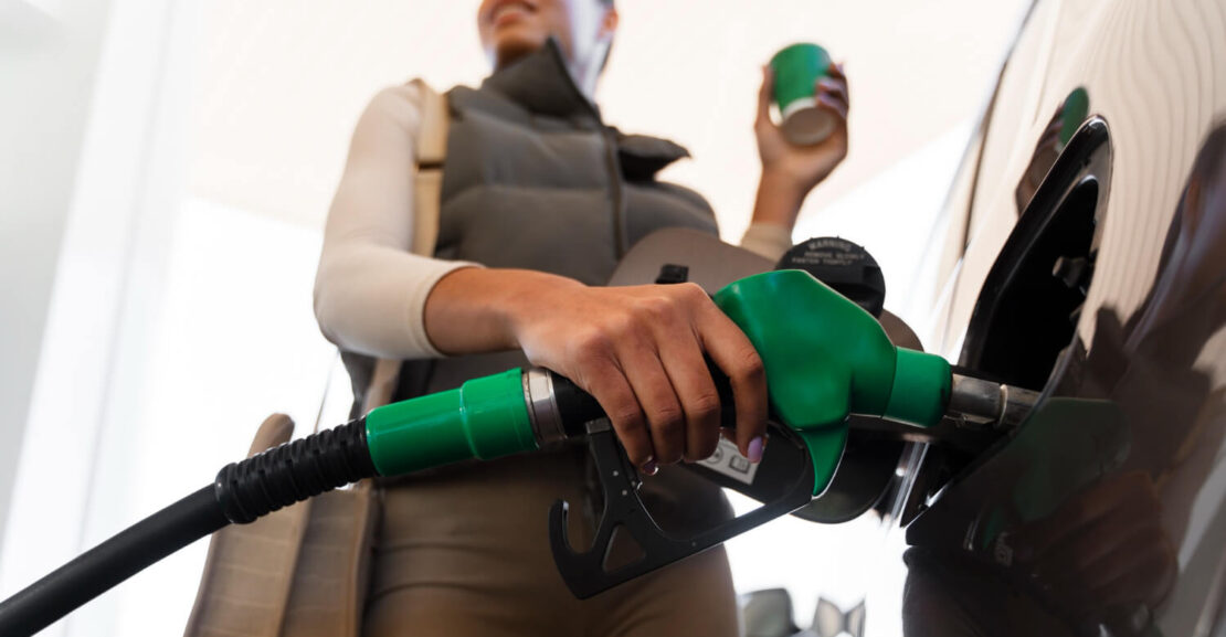 Una chica echa gasolina en el coche