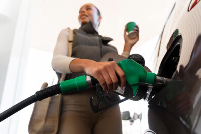 Una chica echa gasolina en el coche