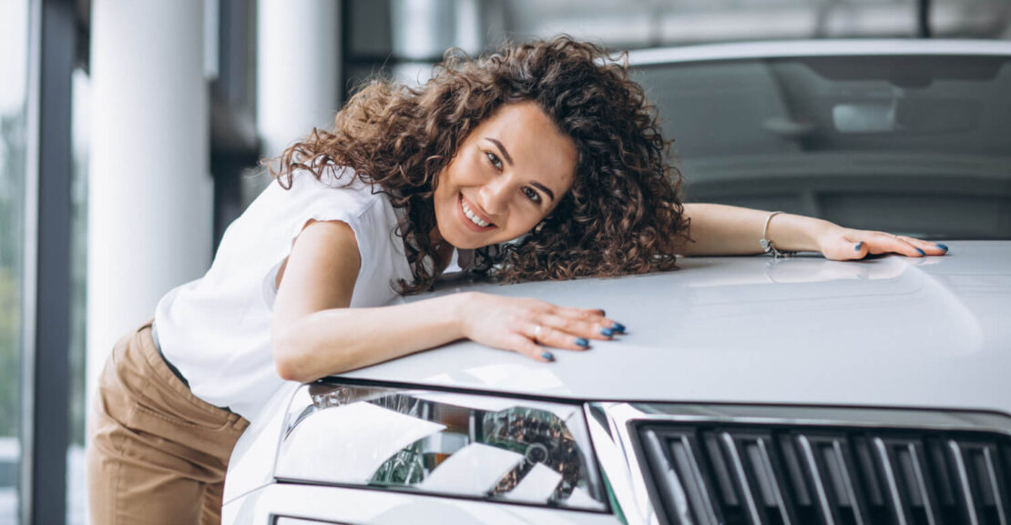 Una mujer abraza un coche