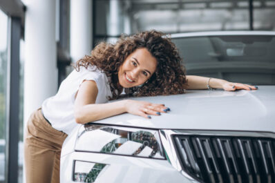 Una mujer abraza un coche