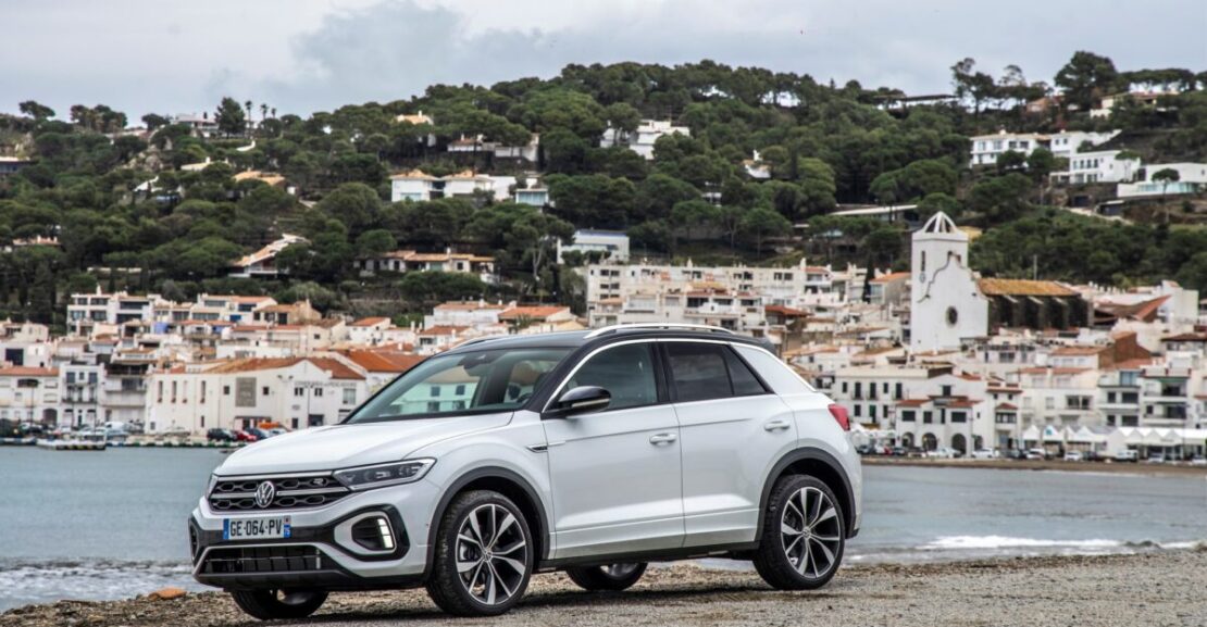 El Volkswagen T-Roc aparcado en la costa