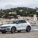 El Volkswagen T-Roc aparcado en la costa