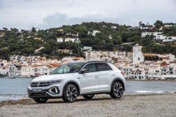 El Volkswagen T-Roc aparcado en la costa