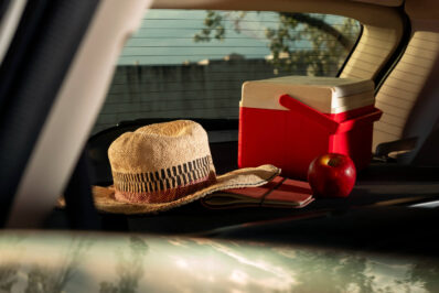 Objetos al sol dentro de un coche