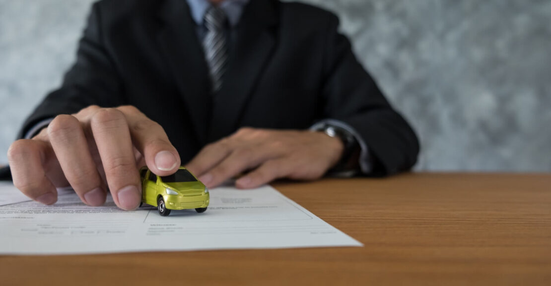 Coche sobre un folio