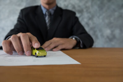 Coche sobre un folio