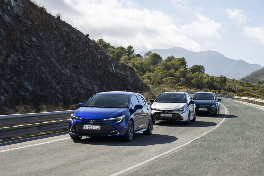 Coches Toyota circulan por la carretera