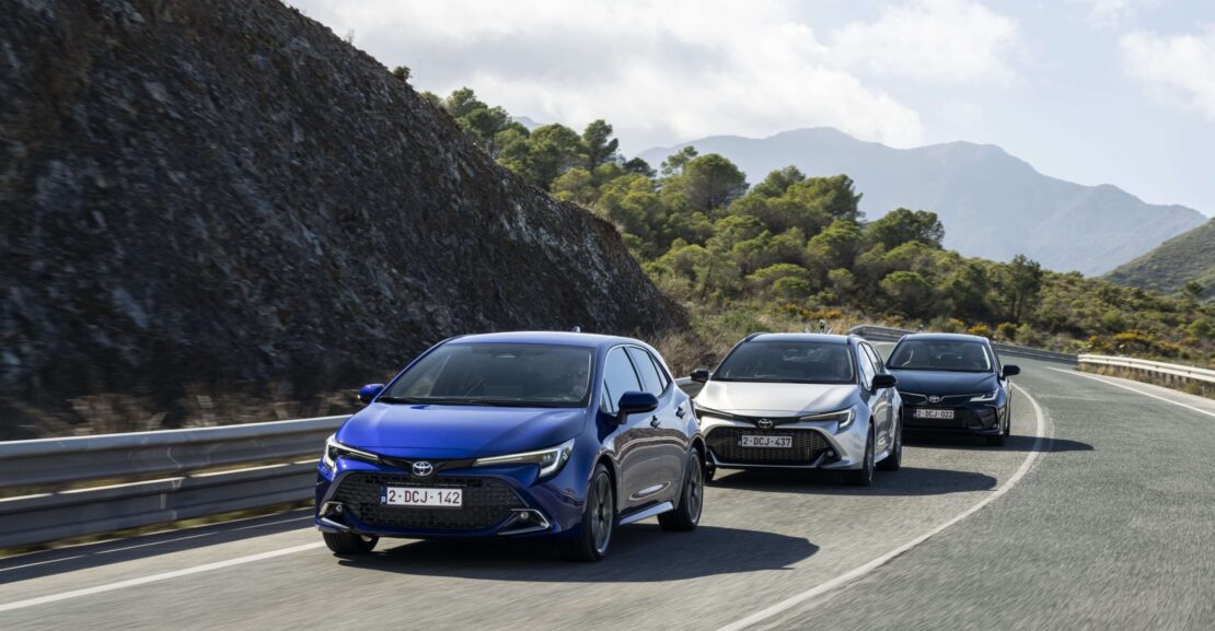 Coches Toyota circulan por la carretera