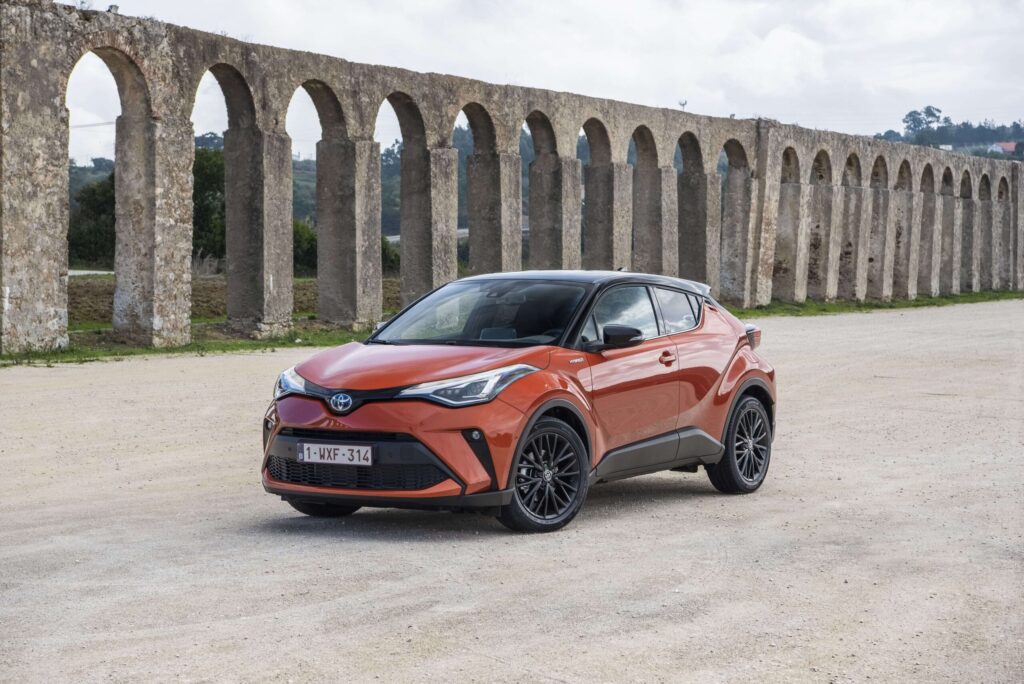 Toyota C-HR de color naranja en las calles