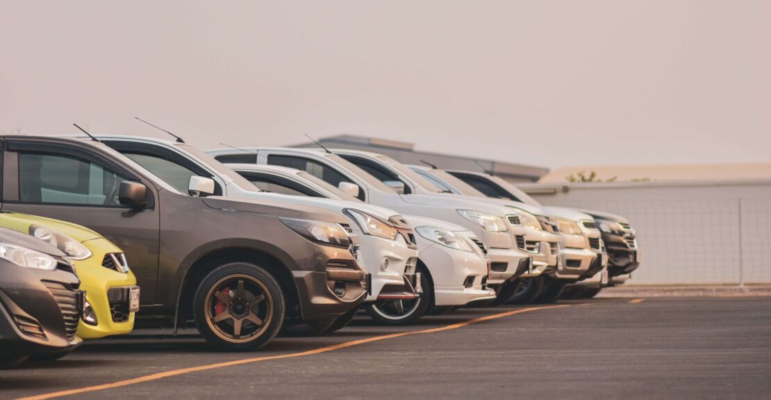 Coches estacionados en un parking