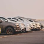 Coches estacionados en un parking