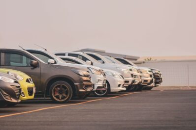 Coches estacionados en un parking