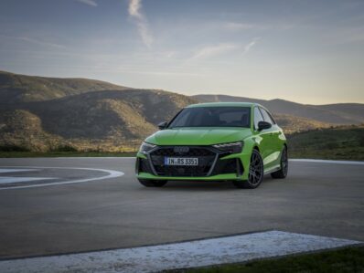 Audi RS3 2024 de color verde en la carretera