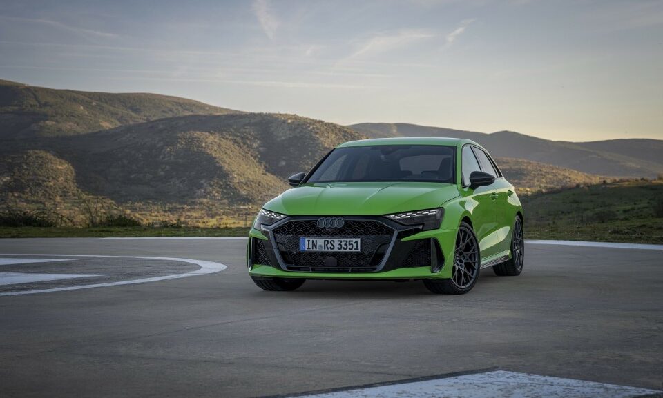 Audi RS3 2024 de color verde en la carretera