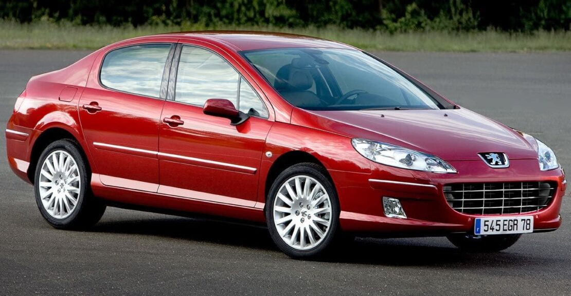 Peugeot 407 de color rojo en la calle