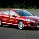 Peugeot 407 de color rojo en la calle