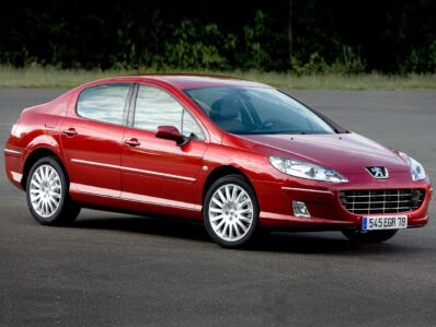 Peugeot 407 de color rojo en la calle