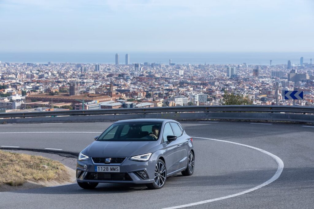 SEAT Ibiza fr de color gris en la calles de Barcelona