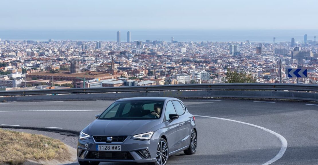 SEAT Ibiza fr de color gris en la calles de Barcelona