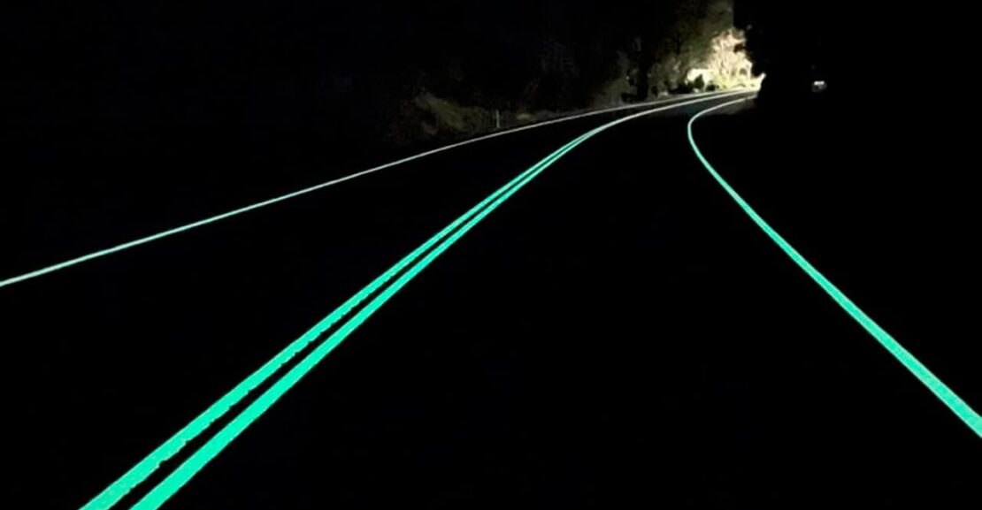 líneas fluorescentes carretera