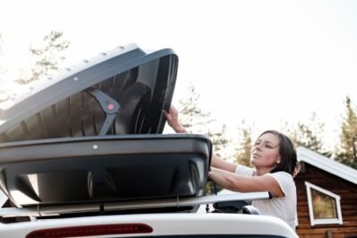 Baca del coche con mujer