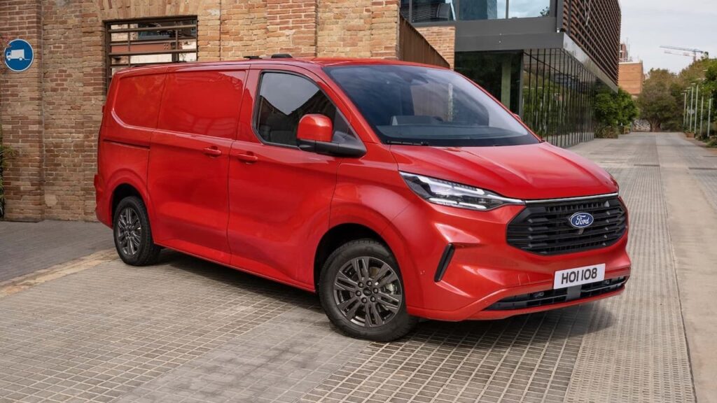 Ford e-Transit custom de color rojo