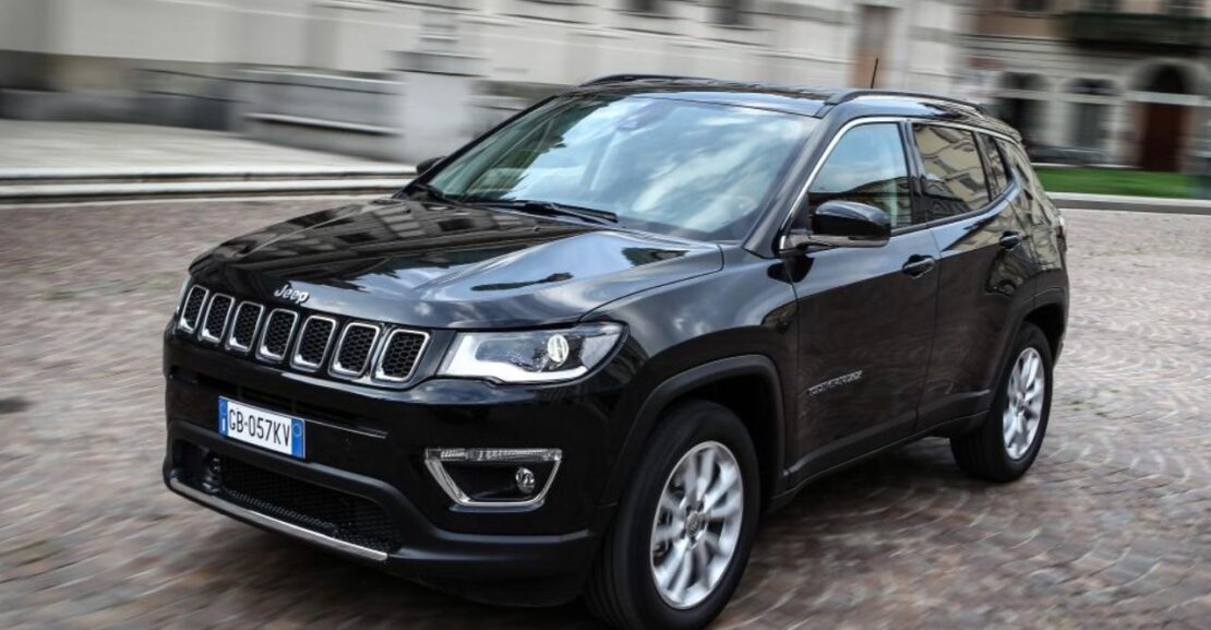 Jeep Compass de color negro en la calle