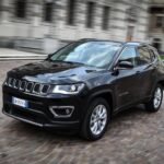 Jeep Compass de color negro en la calle