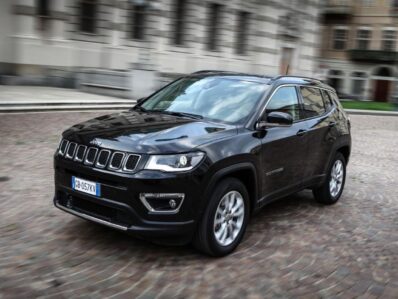 Jeep Compass de color negro en la calle