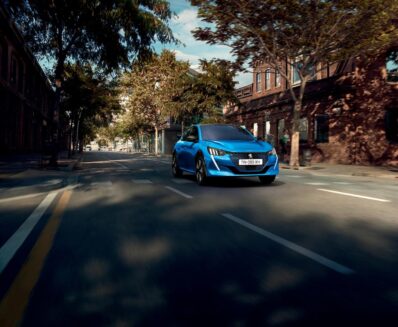 Peugeot 208 de color azul en la calle