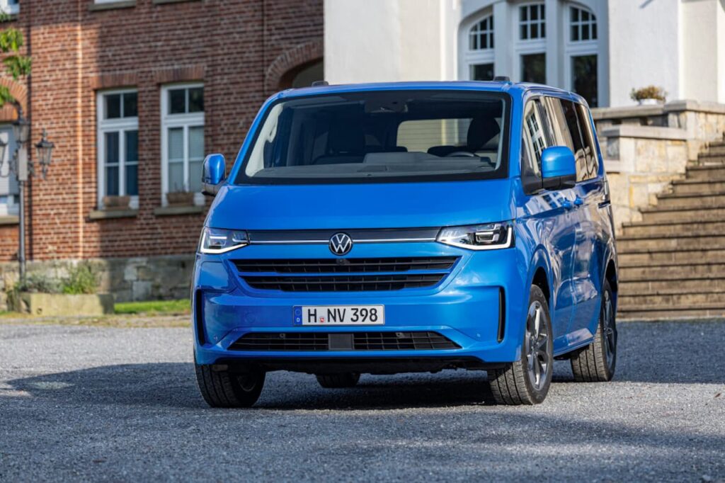 El Volkswagen Caravelle 2025 de color azul